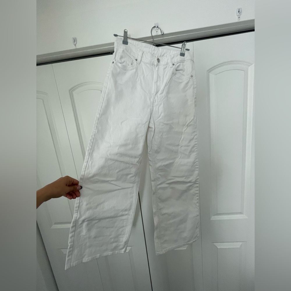 Wide leg high waisted white jeans. Size 10 but fit more like 7/8.